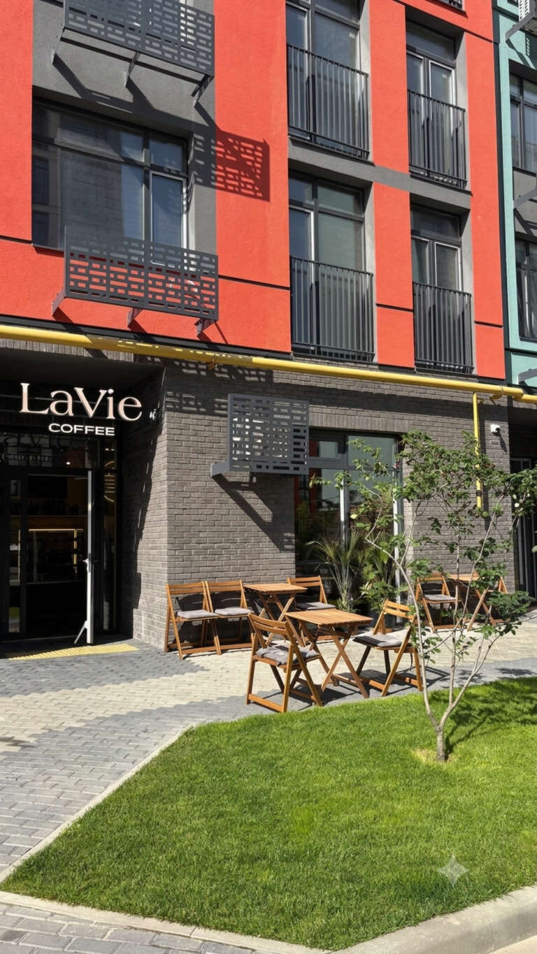 Фасад кав’ярні LaVie Coffee з літньою терасою